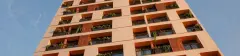 Fachada do Parkside Rio Branco vista de baixo para cima, torre residencial alta com varandas e vegetação nos balcões — Parkside Rio Branco em Centro, Florianópolis
