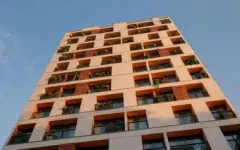 Fachada do Parkside Rio Branco em ângulo frontal, detalhe dos varandins com plantas e cobertura do edifício — Parkside Rio Branco em Centro, Florianópolis