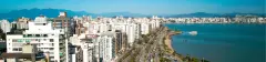 vista aérea panorâmica drone Centro Florianópolis beira-mar Avenida Beira Mar prédios baía norte morros dia céu azul — Physis Place em Centro, Florianópolis