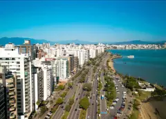 vista aérea panorâmica drone Centro Florianópolis Avenida Beira Mar baía norte prédios carros dia céu azul ângulo alternativo — Physis Place em Centro, Florianópolis