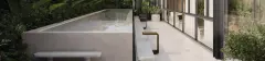render piscina lateral detalhe deck branco bancos madeira jardim vegetação janelas internas dia — Physis Place em Centro, Florianópolis