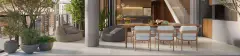 render terraço varanda ampla mesas cadeiras poltronas bean bag plantas colunas pilotis vista bairro dia — Physis Place em Centro, Florianópolis