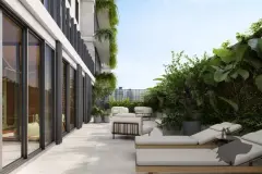 render terraço descoberto deck espreguiçadeiras almofadas brancas poltronas externas jardim vertical plantas bananeira fundo edifício — Physis Place em Centro, Florianópolis