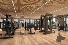 render academia musculação equipamentos pretos piso madeira teto ripas madeira iluminação LED janelas laterais — Physis Place em Centro, Florianópolis