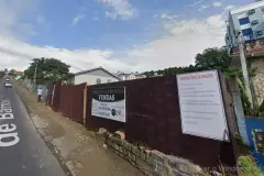 Foto da obra do Portal da Carvoeira na Rua de Barros, com tapume de vendas e placa de licença da obra — Portal da Carvoeira em Carvoeira, Florianópolis