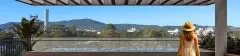 Perspectiva da piscina do rooftop do Puerto Canas com vista panorâmica para a serra de Canasvieiras — Puerto Canas em Canasvieiras, Florianópolis
