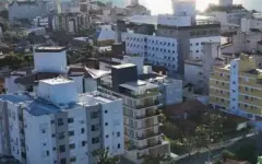 Vista aérea real do empreendimento Puerto Canas no bairro Canasvieiras com mar ao fundo — Puerto Canas em Canasvieiras, Florianópolis