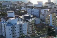 Vista aérea do empreendimento Puerto Canas no bairro Canasvieiras com o mar ao fundo, ângulo alternativo — Puerto Canas em Canasvieiras, Florianópolis