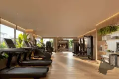 Perspectiva da academia com esteiras, equipamentos de musculação e jardim vertical — Puerto Madero em Jurerê, Florianópolis
