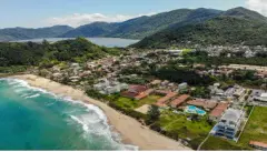 Vista aérea do Morro das Pedras com praia, montanhas e lagoa ao fundo, ângulo alternativo — Ravena em Morro das Pedras, Florianópolis