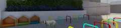 Pet place com casinhas de madeira, obstáculos coloridos para cães e jardim vertical — Recanto dos Corais em Abraão, Florianópolis