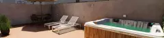 Área de hidromassagem ao ar livre com banheira externa, espreguiçadeiras e mesa de jantar — Recanto dos Corais em Abraão, Florianópolis