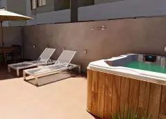 Área de hidromassagem com banheira externa e espreguiçadeiras — Recanto dos Corais em Abraão, Florianópolis