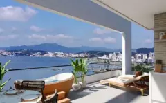 Varanda de cobertura com banheira de hidromassagem e vista panorâmica para o mar e a cidade de Florianópolis — Recanto dos Corais em Abraão, Florianópolis