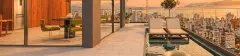 perspectiva ilustrativa rooftop piscina borda infinita espreguiçadeiras deck cozinha sala jantar integrada parede madeira vista panorâmica Florianópolis entardecer — Regency Square Smart Stay em Centro, Florianópolis