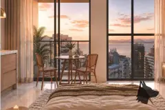 perspectiva ilustrativa suíte cama casal mesa lateral poltrona janela vista baía Florianópolis entardecer pôr do sol cortinas — Regency Square Smart Stay em Centro, Florianópolis