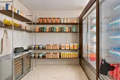 foto mercadinho minimarket interno prateleiras produtos alimentícios caixas latas banco vinhos geladeira bebidas balcão mármore — Regency Square Smart Stay em Centro, Florianópolis