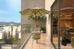 perspectiva ilustrativa sacada terraço guarda-sol árvore mesa cadeira verde vista Florianópolis baía montanhas dia cozinha bar madeira fundo — Regency Square Smart Stay em Centro, Florianópolis