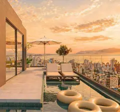 perspectiva ilustrativa rooftop piscina borda infinita espreguiçadeiras guarda-sol boias vista panorâmica Florianópolis entardecer ângulo alternativo — Regency Square Smart Stay em Centro, Florianópolis