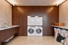 foto lavanderia coletiva máquinas lavar secar empilhadas parede madeira bancada mármore cesta roupas — Regency Square Smart Stay em Centro, Florianópolis