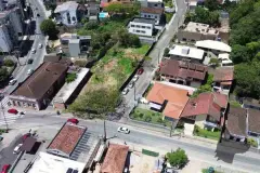perspectiva ilustrativa lavanderia coletiva bancada pia dupla mármore prateleira plantas tijolinho letreiro Lavanderia ângulo alternativo — Residencial Armazém Vieira em Saco dos Limões, Florianópolis