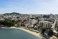 foto aérea drone bairro Coqueiros praia calçadão edifícios árvores vista panorâmica dia ensolarado — Residencial Blue Bay em Coqueiros, Florianópolis