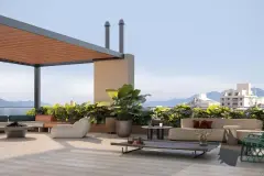 perspectiva ilustrativa rooftop lounge área social sofás brancos mesa centro plantas vasos grandes pérgola madeira vista bairro montanhas — Residencial Blue Bay em Coqueiros, Florianópolis