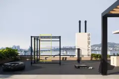 perspectiva ilustrativa rooftop área fitness externa academia barra paralela gaiola calistenia pneu plyo box letreiro FITNESS vista baía ponte Hercílio Luz — Residencial Blue Bay em Coqueiros, Florianópolis