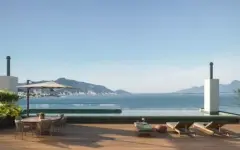 perspectiva ilustrativa rooftop piscina infinita deck madeira mesa redonda cadeiras guarda-sol espreguiçadeiras vista baía montanhas ângulo aberto — Residencial Blue Bay em Coqueiros, Florianópolis