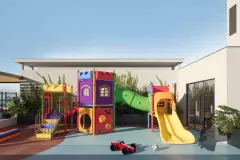 perspectiva ilustrativa playground externo brinquedos coloridos castelo escorregador amarelo verde vermelho roxo piso emborrachado plantas edifício fundo — Residencial Blue Bay em Coqueiros, Florianópolis