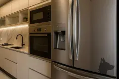 perspectiva ilustrativa cozinha armários brancos forno embutido micro-ondas geladeira inox side-by-side bancada mármore torneira preta LED — Residencial Caminho do Sol em Ingleses, Florianópolis