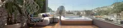 perspectiva ilustrativa terraço cobertura hidromassagem deck madeira poltrona suspensa corda sofá modular almofadas azuis plantas tropicais guarda-corpo vidro vista Centro Florianópolis morro — Residencial Evora em Centro, Florianópolis