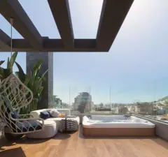perspectiva ilustrativa terraço cobertura hidromassagem deck madeira poltrona suspensa sofá pérgola preta vista Centro Florianópolis bairro dia — Residencial Evora em Centro, Florianópolis