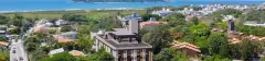 foto aérea drone edifício Residencial Málaga bairro Campeche árvores casas praia dunas mar ilhote ao fundo panorâmica — Residencial Málaga em Campeche, Florianópolis