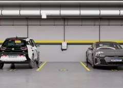 perspectiva ilustrativa garagem subterrânea vagas carregador elétrico BMW i3 Audi e-tron estacionados faixas amarelas — Residencial Málaga em Campeche, Florianópolis