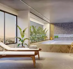 Área de spa com espreguiçadeiras e banheira de hidromassagem embutida, janelas com vista da cidade — Rosa Branca em Canto, Florianópolis