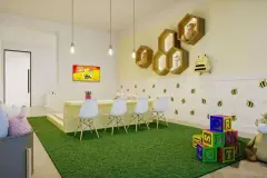 Brinquedoteca temática com mesa de atividades, prateleiras hexagonais, tapete verde e blocos coloridos — Rosa Branca em Canto, Florianópolis