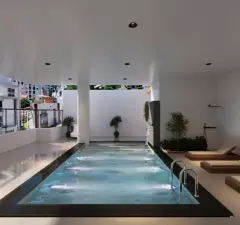 Área da piscina coberta com espreguiçadeiras de vime à beira da piscina iluminada, ângulo lateral — Saint Humbert II em Ingleses, Florianópolis
