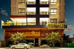 Fachada do edifício à noite iluminada com jardim vertical e entrada principal em corten — Saint Humbert II em Ingleses, Florianópolis