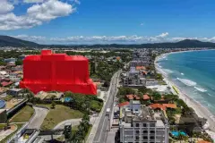 Vista aérea do bairro Ingleses com destaque em vermelho marcando o terreno do empreendimento à beira da orla — Saint Zambelli em Ingleses, Florianópolis