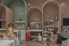 Brinquedoteca temática com nichos em arco (cozinha, garagem, biblioteca), crianças brincando — Saint Zambelli em Ingleses, Florianópolis