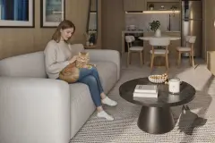Sala de estar com mulher e gato no sofá, mesa de jantar e cozinha integrada ao fundo — Saint Zambelli em Ingleses, Florianópolis