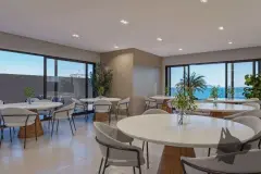 Salão de festas com amplas janelas e vista para o mar, mesas e cadeiras brancas — Saint Zambelli em Ingleses, Florianópolis