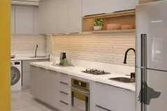 Dormitório com cabeceira estofada cinza, roupa de cama mostarda e quadro geométrico acima da cama — Santa 4 em Santa Mônica, Florianópolis