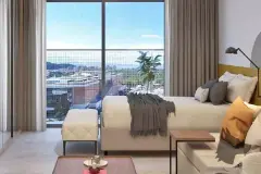 Suíte com cama de casal, puff e janela panorâmica com vista para a cidade e montanhas — Santa 4 em Santa Mônica, Florianópolis