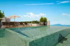 Piscina infinity com borda de pedra verde, deck de madeira, espreguiçadeiras e guarda-sol, ângulo frontal — Seleto Carlessi em Trindade, Florianópolis
