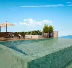 Piscina infinity com borda de pedra verde e deck de madeira, espreguiçadeiras e guarda-sol, vista lateral — Seleto Carlessi em Trindade, Florianópolis