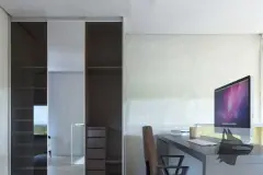 Home office com armário deslizante espelhado, mesa com computador e cadeira de escritório — Solis em Ingleses, Florianópolis