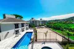 Vista aérea panorâmica da piscina, quadra de areia e paisagismo do condomínio — Summer Park Residence - Fase 2 em Vargem do Bom Jesus, Florianópolis