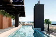 Piscina do rooftop com pergola escura, painel ripado de madeira e vista para o mar — Sungarden Beach Home em Cachoeira do Bom Jesus, Florianópolis